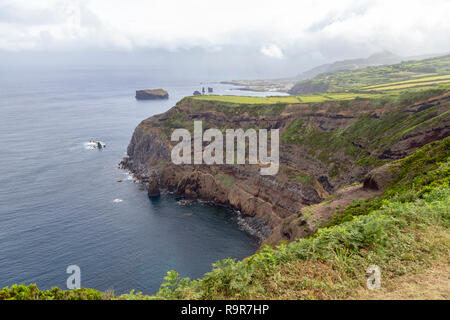 Ein regnerischer Tag entlang der Klippen in der Nähe von Mosteiros auf Sao Miguel auf den Azoren. Stockfoto