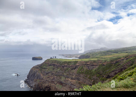 Kleine Inseln und felsigen Küste in der Nähe von Mosteiros auf der Insel Sao Miguel auf den Azoren. Stockfoto