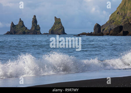 Felsen Reynisdrangar, Felsnadeln, an der Küste von Vík í Mýrdal, "00203bin sumpfigen Tal", Vik i Myrdal, Balatonfüred in der isländischen Gemeinde Mýrdalur Stockfoto