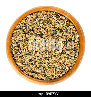 Panch phoron, ganze Spice Blend in Houten. Mischung aus fünf Gewürzen. Bockshornklee, Nigella, Kreuzkümmel, Senf und Fenchel Samen. Isolierte Makro essen Foto. Stockfoto