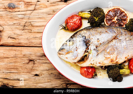Gebackenen Fisch dorado mit Gemüse in Auflaufform. Diät und gesunde Ernährung Stockfoto