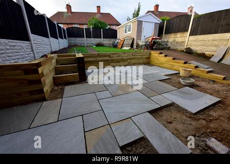 Indische Pflastersteine auf einen Garten Terrasse Garten Renovierung UK festgelegt Stockfoto