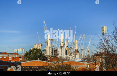 White Tower cranes umgeben den ikonischen stillgelegt Battersea Power Station neu entwickelt für gemischte Nutzungen und High Class Luxury Apartments, Stockfoto