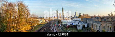 Die sich verändernden Skyline von Woking, Surrey: Bahnstrecken in Turmdrehkrane und neue Hochhaus Victoria Square Stadtzentrum Retail Development Project Lead Stockfoto