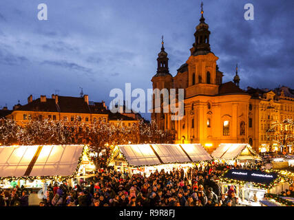 Europäische Hauptstadt, Prager Weihnachtsmarkt Altstädter Ring, Tschechische Republik Europa Weihnachten Stockfoto