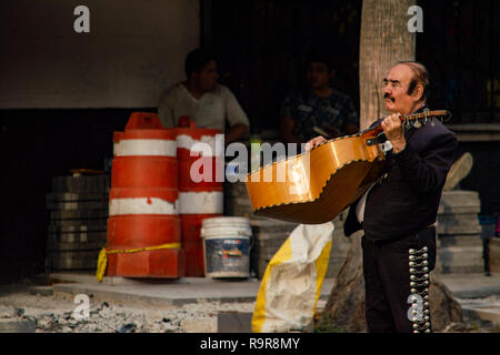 Eine Mariachi Band auf der Plaza Garibaldi in Mexiko City, Mexiko durchführen Stockfoto