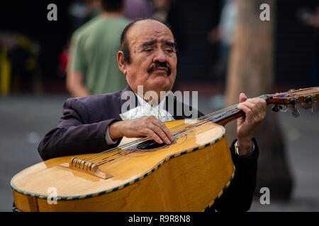 Eine Mariachi Band auf der Plaza Garibaldi in Mexiko City, Mexiko durchführen Stockfoto