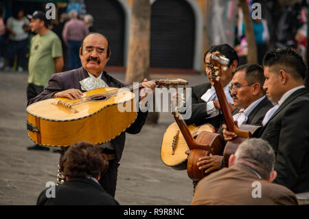 Eine Mariachi Band auf der Plaza Garibaldi in Mexiko City, Mexiko durchführen Stockfoto