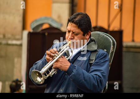 Eine Mariachi Band auf der Plaza Garibaldi in Mexiko City, Mexiko durchführen Stockfoto