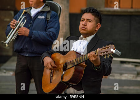 Eine Mariachi Band auf der Plaza Garibaldi in Mexiko City, Mexiko durchführen Stockfoto