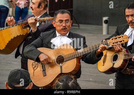 Eine Mariachi Band auf der Plaza Garibaldi in Mexiko City, Mexiko durchführen Stockfoto