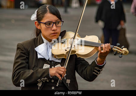 Eine Mariachi Band auf der Plaza Garibaldi in Mexiko City, Mexiko durchführen Stockfoto