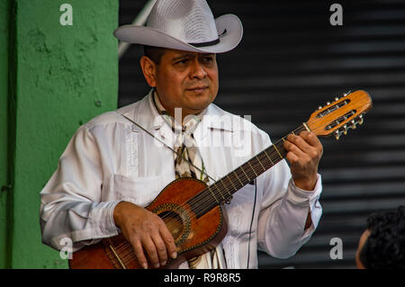 Ein Mann spielt eine Gitarre an der Plaza Garibaldi in Mexiko City, Mexiko Stockfoto