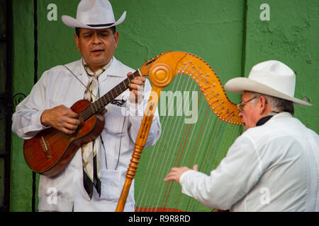 Eine Mariachi Band auf der Plaza Garibaldi in Mexiko City, Mexiko durchführen Stockfoto