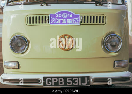 Die Front eines gelben Volkswagen VW Wohnmobil in Brighton, Sussex, UK geparkt. Stockfoto