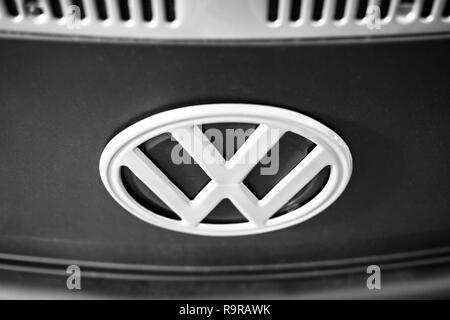 Volkswagen VW-Emblem auf der Vorderseite eines Wohnwagens. Stockfoto