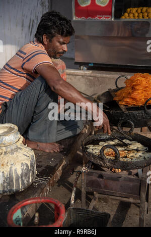 Braten Jalebis, der süße, klebrige Snack, der von einem Straßenhändler am Straßenrand, Bikaner, Rajasthan, INDIEN, zubereitet wird. Stockfoto