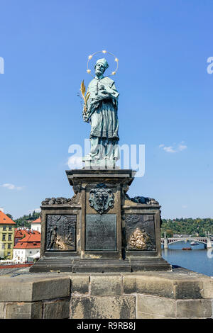 Skulptur des Hl. Johannes von Nepomuk auf der Karlsbrücke in Prag Stockfoto