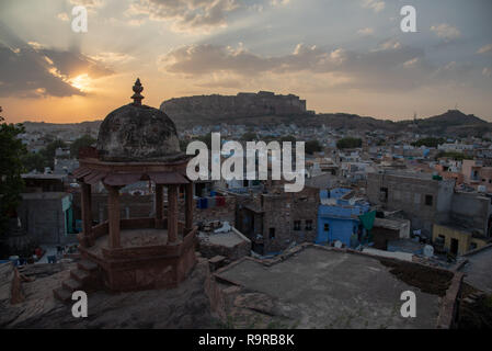 Blick von der Dachterrasse von kuchaman Haveli in der Dämmerung auf die fernen Hügel Fort Mehrangarh, Jodhpur, Rajasthan, Indien Stockfoto