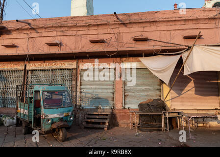 Verlassene Straße am frühen Morgen Licht getaucht. Blaue Fensterläden und rosa Farbtönen. Jodhpur, Rajasthan, Indien Stockfoto