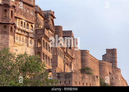 Mehrangarh (oder Mehran) Fort in Jodhpur ist eine der größten Festungen in Indien. Jodhpur, Rajasthan, Indien. Stockfoto