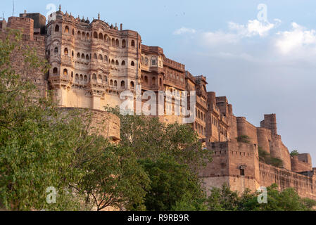 Mehrangarh (oder Mehran) Fort in Jodhpur ist eine der größten Festungen in Indien. Jodhpur, Rajasthan, Indien. Stockfoto