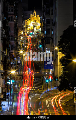 Western Street, Hongkong - Dezember 26, 2018: Leichte Spuren in der hohen Dichte Stadt. Western Street ist eine Einbahnstraße in der Sai Ying Pun. Stockfoto