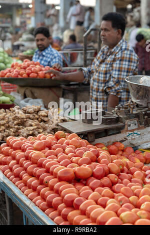 Zwei männliche Händler verkaufen frische reife Tomaten und Gemüse. Gemüsemarkt in Jodhpur, Rajasthan, INDIEN. Stockfoto