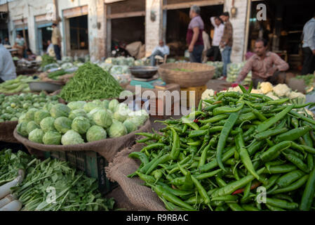 Frisches grünes Gemüse für den Verkauf auf dem Gemüsemarkt in Jodhpur, Rajasthan, Indien. Stockfoto