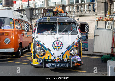 Eine benutzerdefinierte lackiert Split - screen​ Volkswagen VW Wohnmobil auf Madeira Drive in Brighton, Sussex, England geparkt. Stockfoto