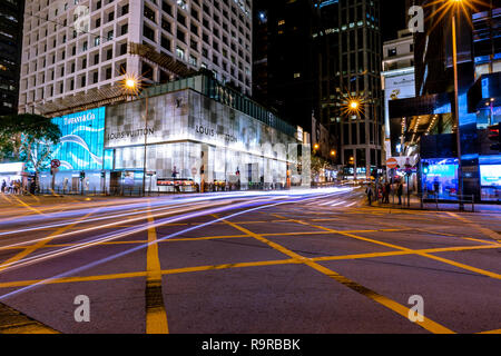 Central, Hong Kong - 30. November 2018: Hong Kong Central Business District in der Nacht mit Licht, Anschluss Stockfoto