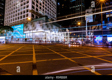 Central, Hong Kong - 30. November 2018: Hong Kong Central Business District in der Nacht mit Licht, Anschluss Stockfoto