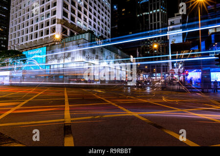 Central, Hong Kong - 30. November 2018: Hong Kong Central Business District in der Nacht mit Licht, Anschluss Stockfoto