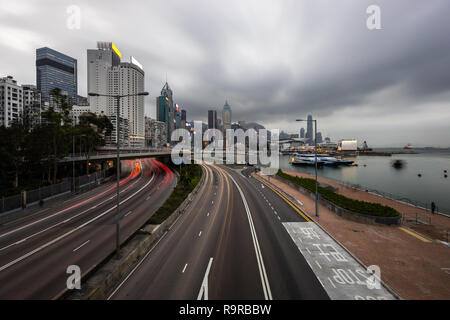 Causeway Bay, Hong Kong - 05. Dezember 2018: Hong Kong Central Business District in der Nacht mit Licht, Anschluss Stockfoto