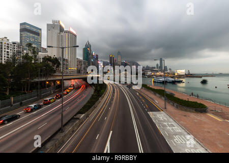 Causeway Bay, Hong Kong - 05. Dezember 2018: Hong Kong Central Business District in der Nacht mit Licht, Anschluss Stockfoto