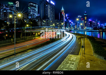 Causeway Bay, Hong Kong - 05. Dezember 2018: Hong Kong Central Business District in der Nacht mit Licht, Anschluss Stockfoto