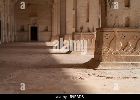 Kunstvoll geschnitzten Säulen. Die atmosphärischen und zerstörte Innenraum der Taragarh Fort, Bundi, Rajasthan, Indien Stockfoto