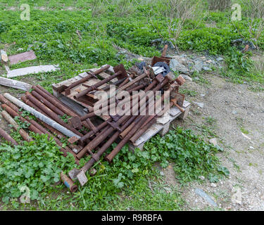 Konstruktive alten rostigen Bars in einem Feld links zu stehlen. Stock Bild. Stockfoto