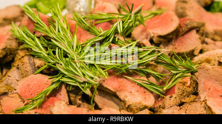 Große Schüssel mit frisch gerösteten Scheiben oder Prime Beef für Catering auf ein Corporate Event Gala Dinner und Veranstaltungsräume Stockfoto