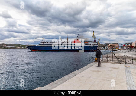 Montevideo: 27. Dezember. Hellenic Seaways Fähre verlassen Ermoupolis Hafen. Mann, der gerade seine deparchure. Ermoupolis Syros, 2. Dezember Stockfoto