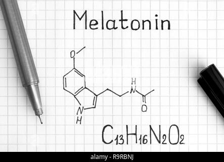 Die chemische Formel von Melatonin mit schwarzem Stift. Close-up. Stockfoto