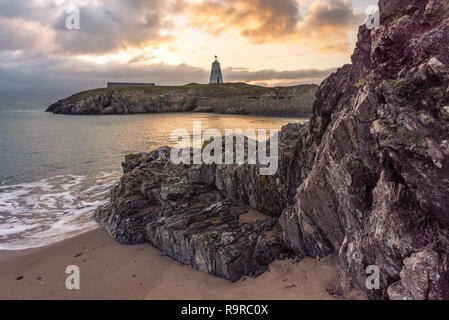 Die llanddwyn Island Lighthouse, Goleudy Twr Bach am Ynys Llanddwyn auf Anglesey, Nordwales bei Sonnenaufgang. Stockfoto