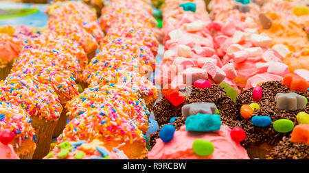 Hell frosted Farbige und sprengte Cupcakes zu einem Kinder Partei Stockfoto