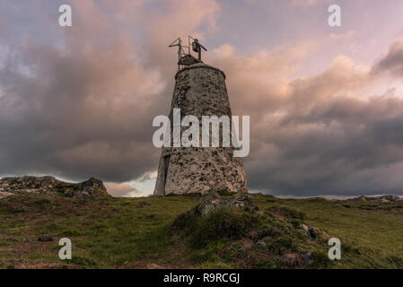 Die llanddwyn Island Lighthouse, Goleudy Twr Bach am Ynys Llanddwyn auf Anglesey, Nordwales bei Sonnenaufgang. Stockfoto