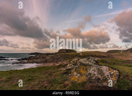 Die llanddwyn Island Lighthouse, Twr Mawr auf Ynys Llanddwyn auf Anglesey, Nordwales bei Sonnenaufgang. Stockfoto