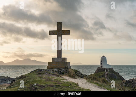 Die llanddwyn Island Lighthouse, Twr Mawr auf Ynys Llanddwyn auf Anglesey, Nordwales bei Sonnenaufgang. Stockfoto