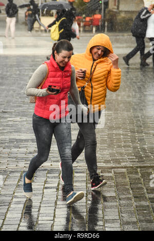 Frauen laufen in einer regen Sturm, Bergen, Norwegen Stockfoto