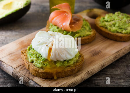 Geröstetes Brot mit pochierten Eiern, Avocado und Lachs Stockfoto