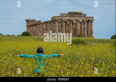 Frau Meditation in der Mitte der Blumen, Sizilien, Selinunte, Tempel der Hera im archäologischen Park, Trapani Stockfoto