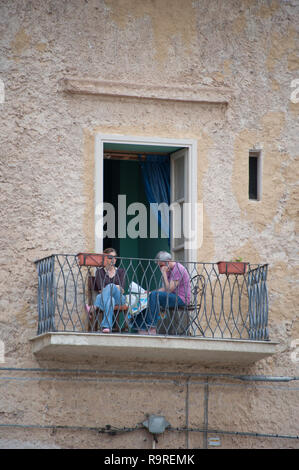 Paar auf dem Balkon auf der Straße von Sizilien, Italien Stockfoto